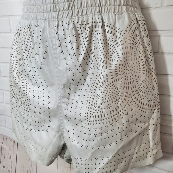 Blank NYC Pearl White Filigree Faux Leather Short - Picture 3 of 11